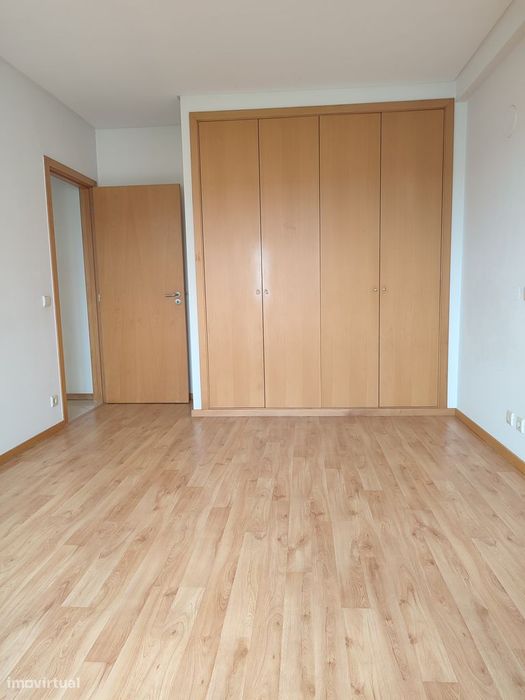 T1 com boas áreas, garagem fechada junto ao ALDI