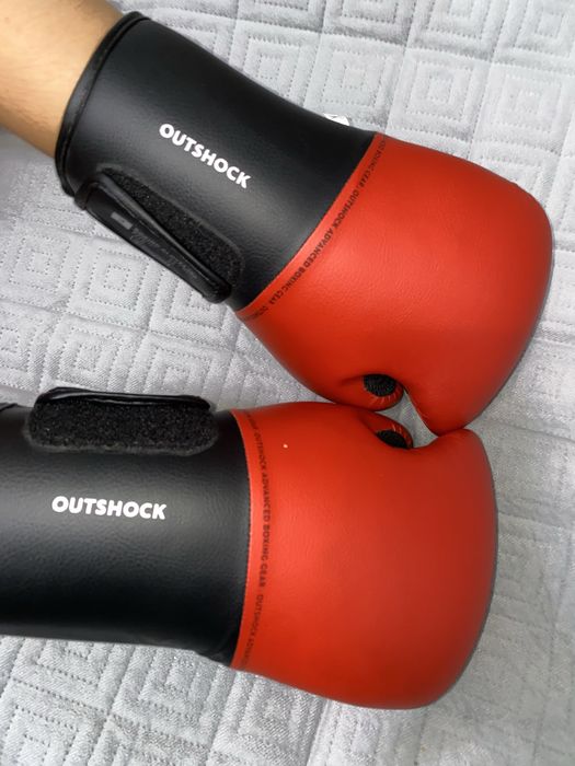 Saco de boxe com luvas