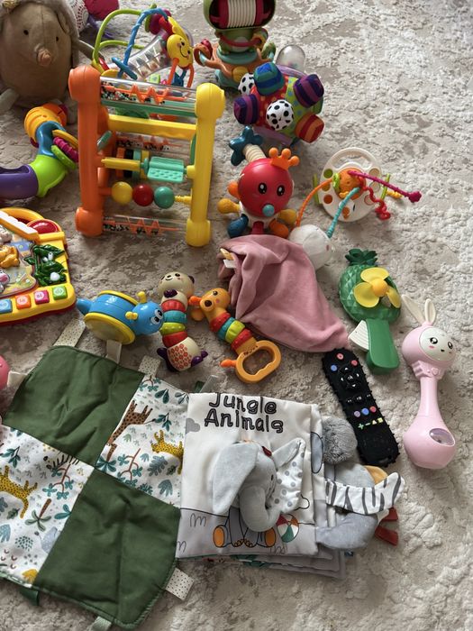 Іграшки для малюка 0+