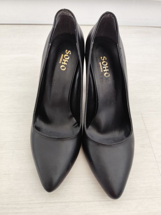 Czarne buty na obcasie