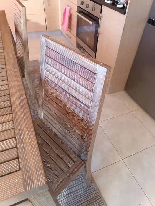 Mesa de madeira + 4 cadeiras – 50€