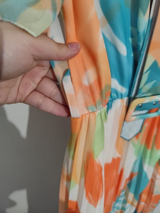 Kolorowa sukienka midi