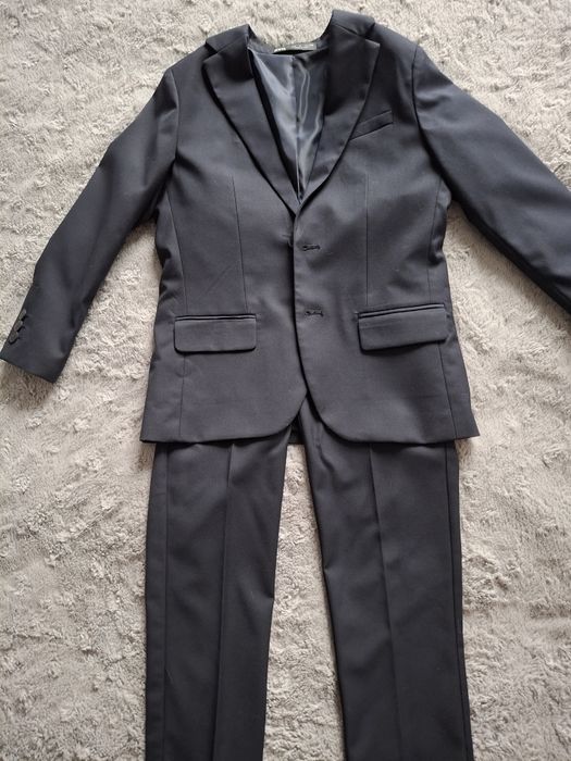 Granatowy garnitur chłopięcy rozm. 122