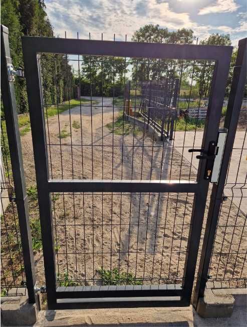 Nowoczesne ogrodzenie panelowe 3D, słupki, podmurówki, obejmy–  MONTAŻ