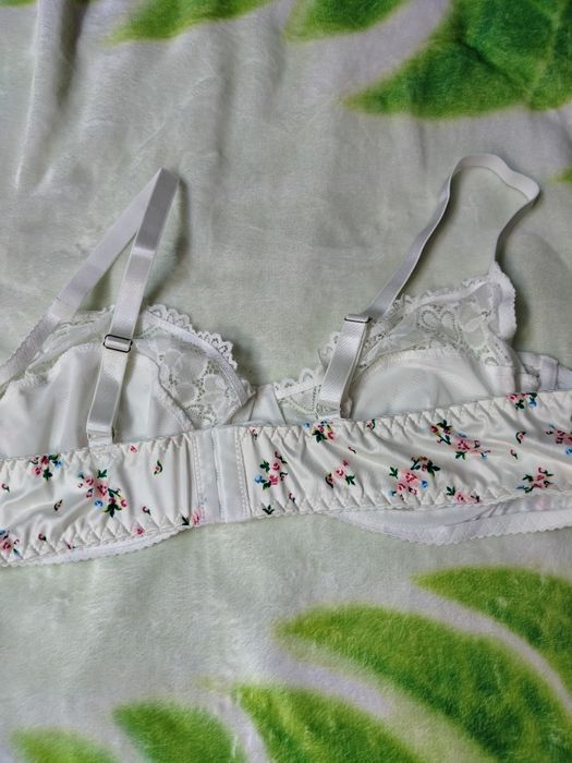 Biały biustonosz z fiszbinami 3XL