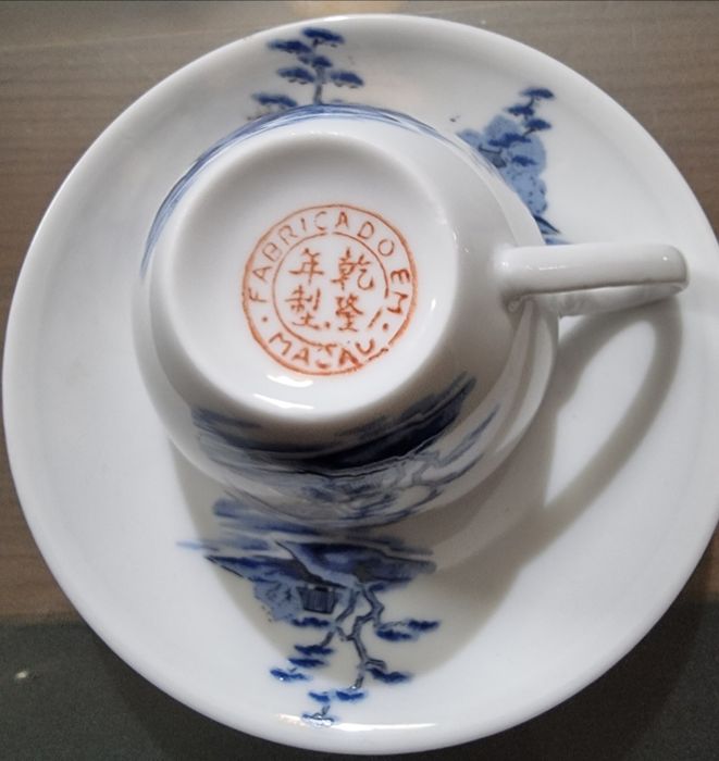 Várias chávenas marcas antigas conhecidas