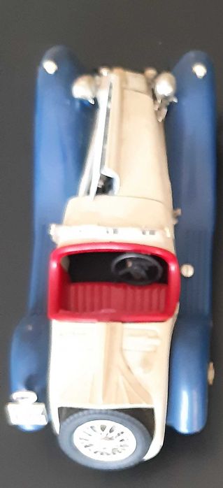 Vários carros em miniatura