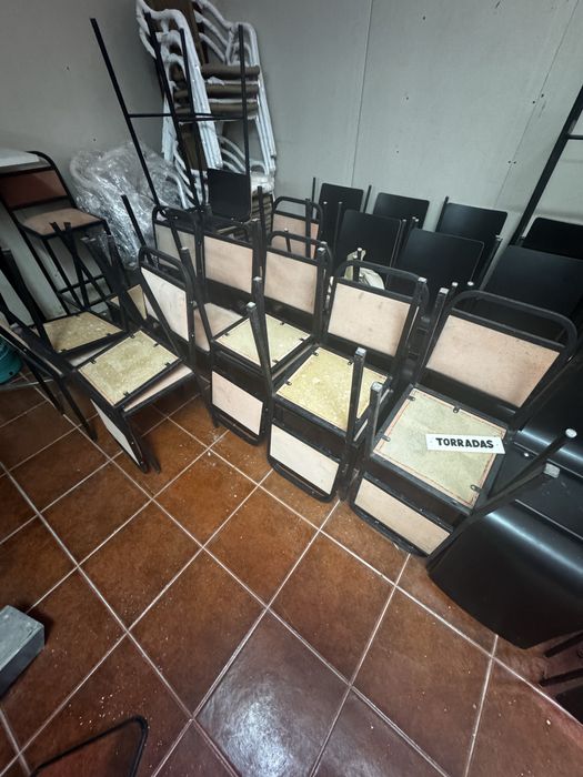 Cadeiras  pretas / almofadadas