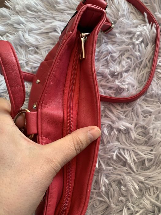 Czerwona torebeczka dla dziewczyny z pazurem