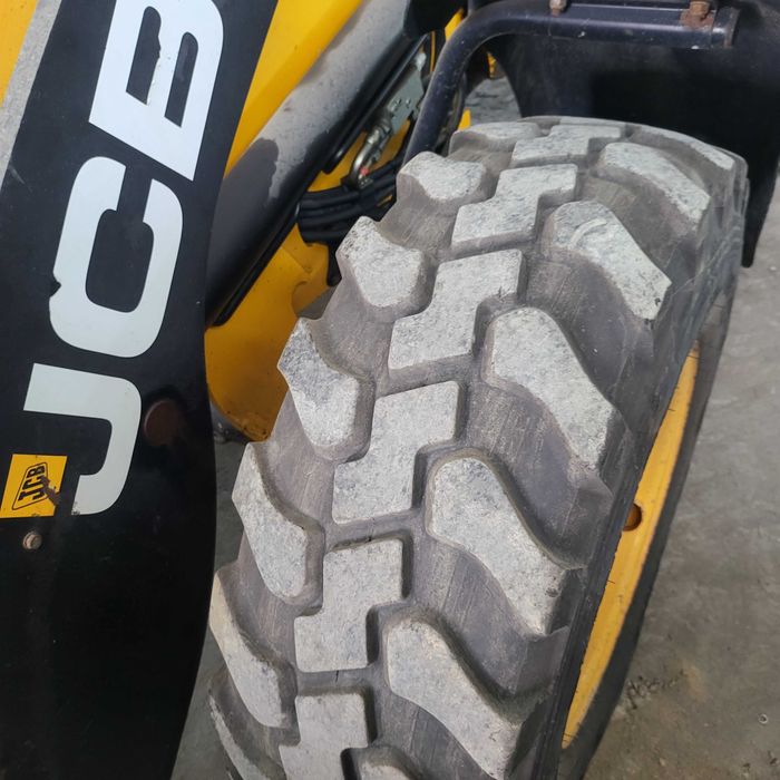 Навантажувач фронтальний jcb