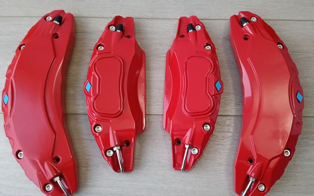 Стильні червоні накладки на супорта Тесла модель 3  17-23 року