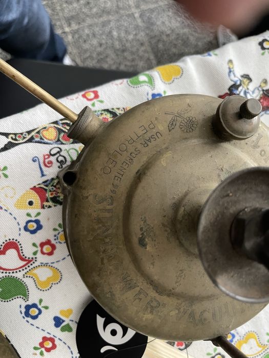 Aparelho antigo em latão para cozinhar a petroleo