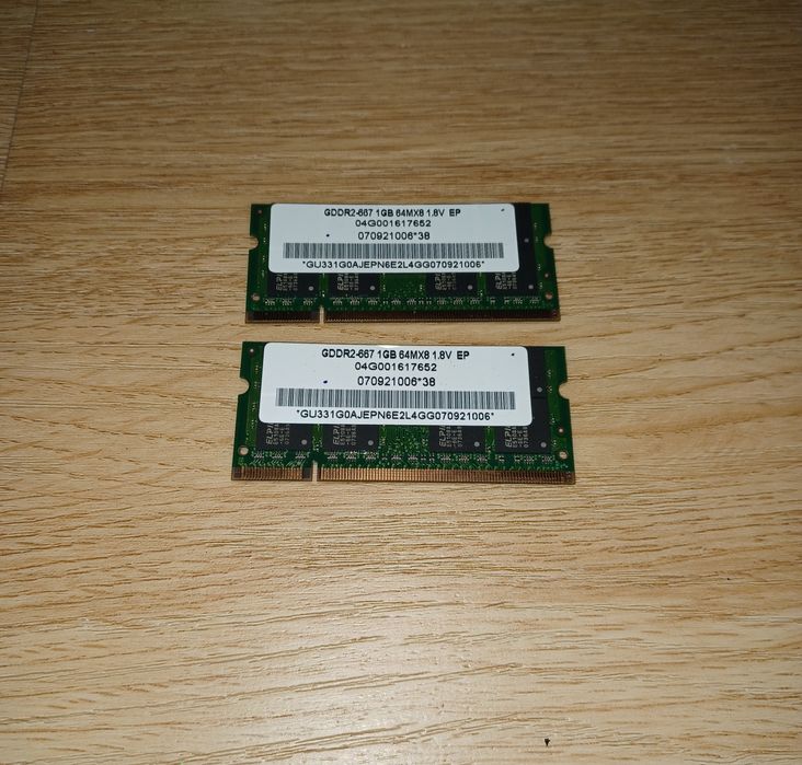 Kości RAM 2 × 1GB GDDR2 667 MHz