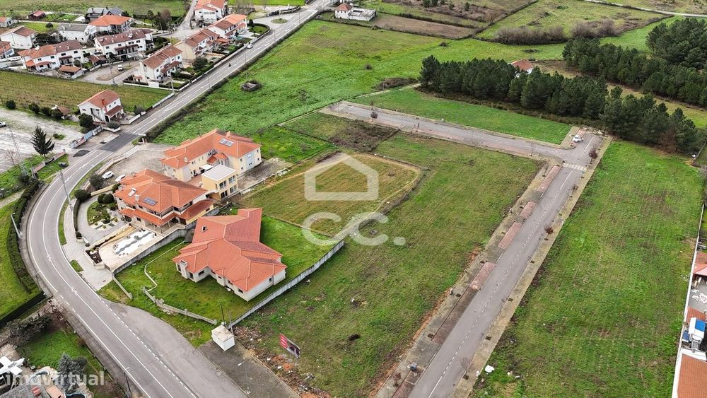 Lote de terreno destinado à construção de moradia, situado em uma loca