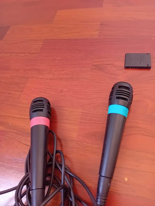 PlayStation2 com comando e microfones