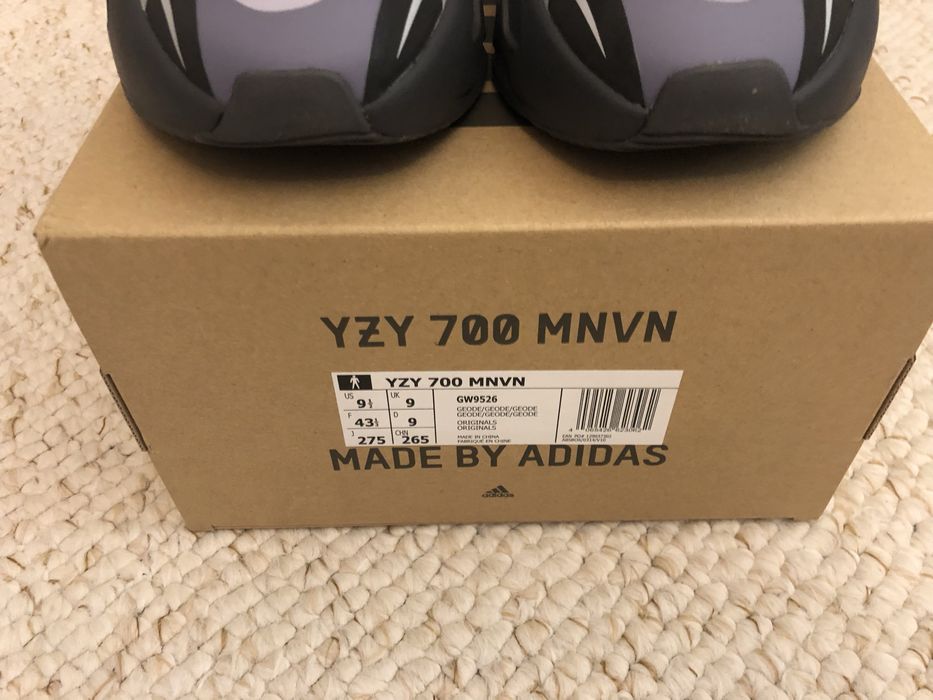 ButyYeezy 700 MNVN