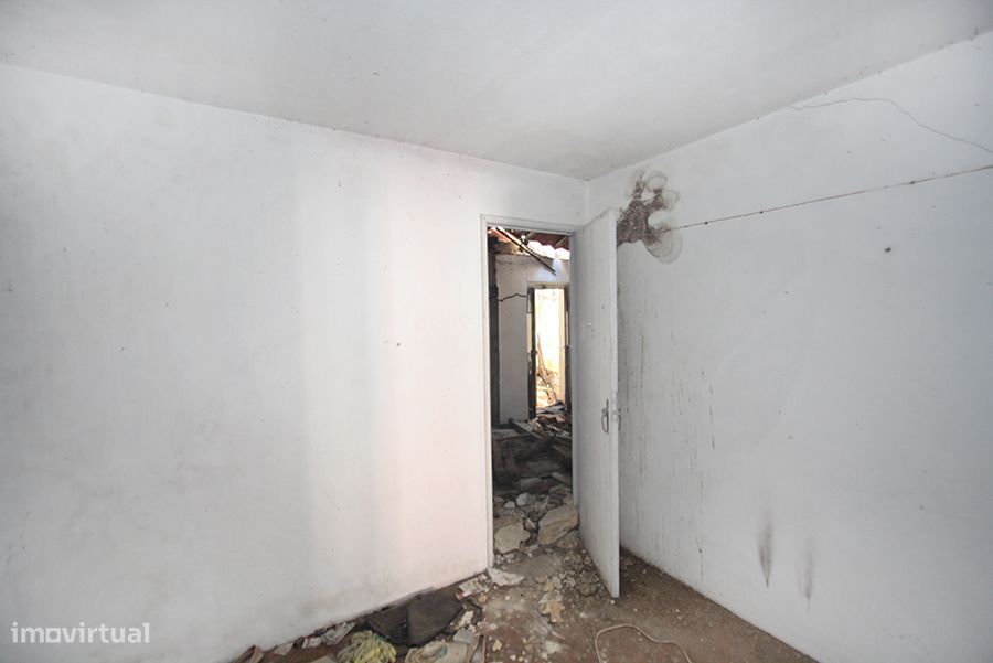 Prédio para recuperar, 3 pisos, cave e pequeno logradouro, C da Rainha