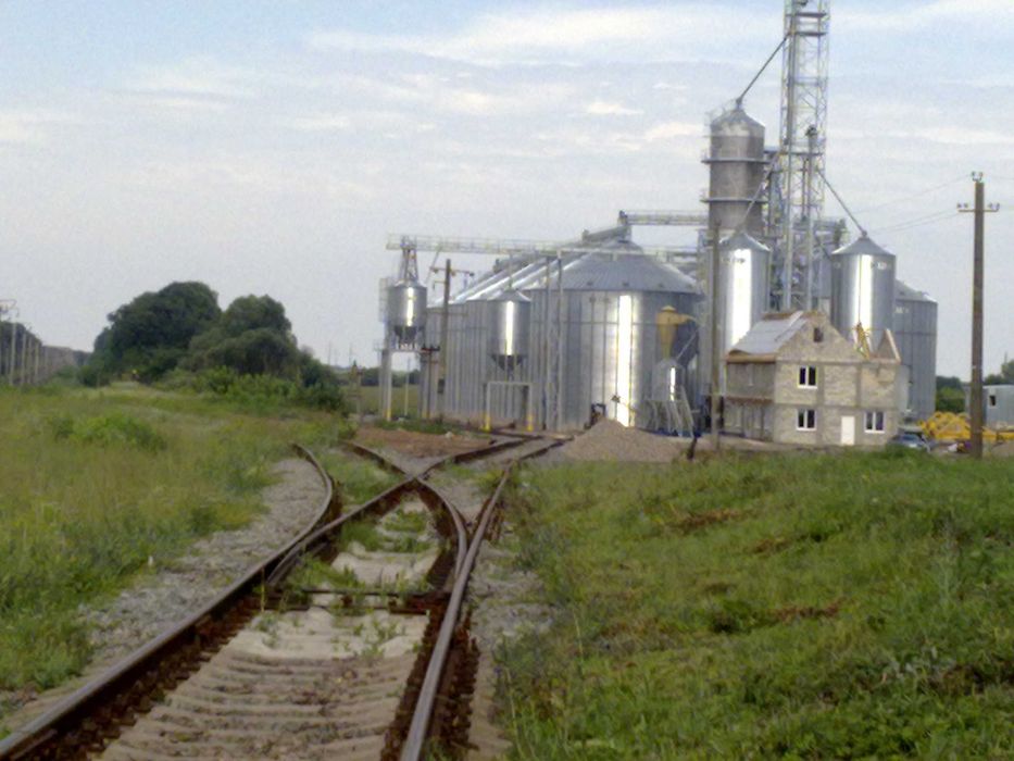 Продається виробниче приміщення 1370 кв.м з землею у власності 1,30га!