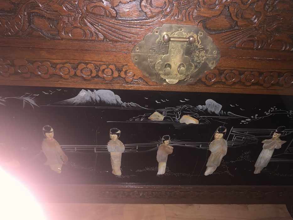 Baú com figuras chinesas