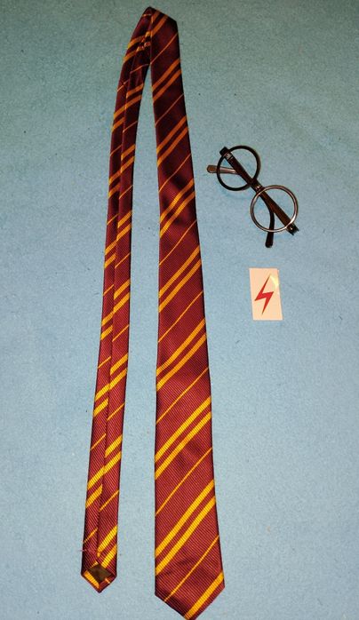 Галстук  окуляри Гарі Поттер  татуювання шраму  Хогвардс Гріфіндор