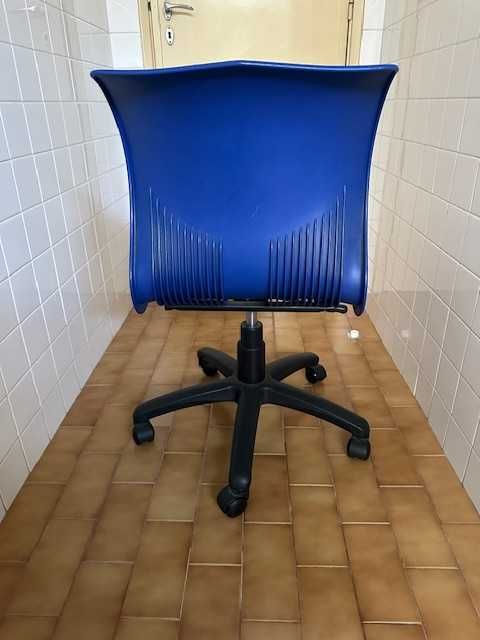 Cadeira com rodas de secretária