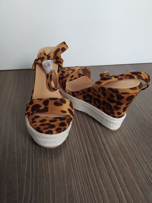 Sandálias de Cunha NOVAS