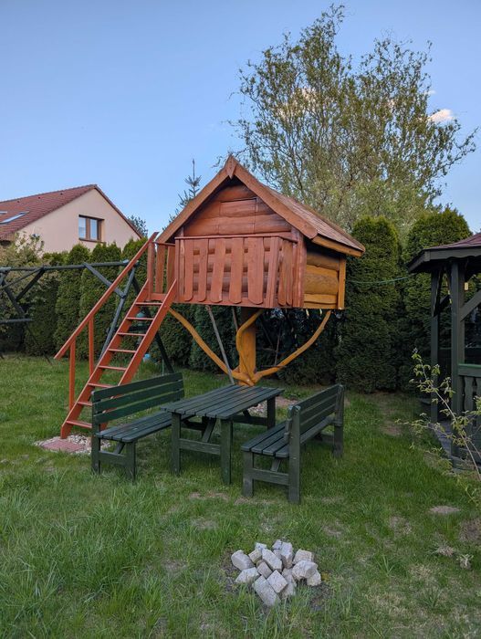 Drewniany domek na kurzej łapce