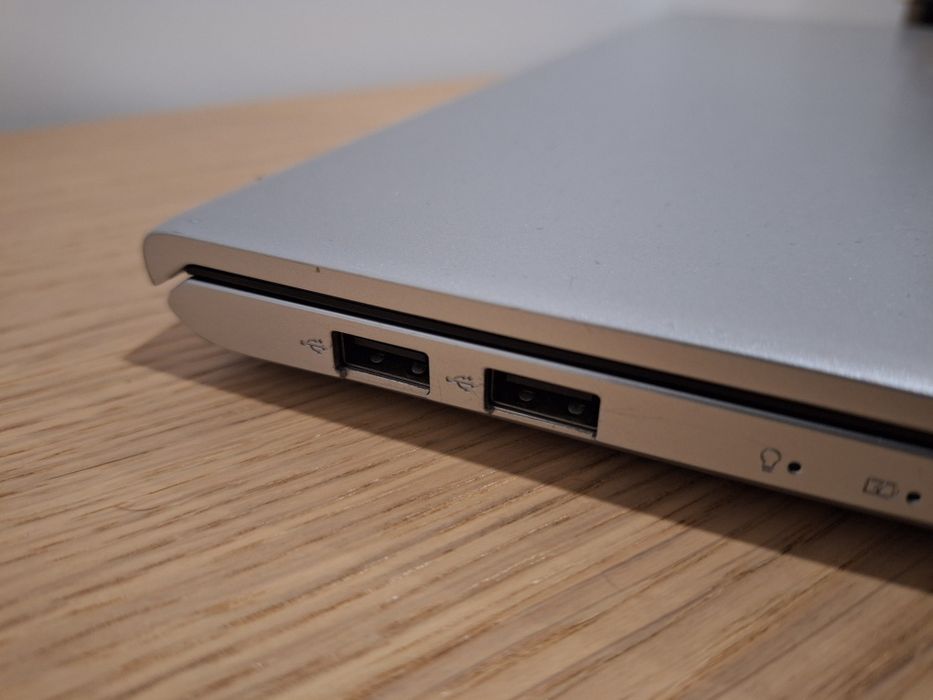 Asus Vivobook A512 U 16'