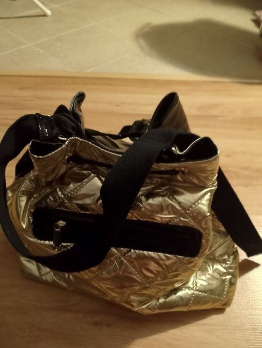 Nowa pikowana torebka czarno-zlota  typu worek