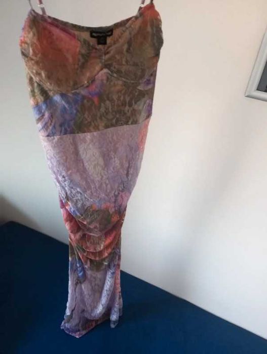 Sukienka długa koronkowa PrettyLittleThing