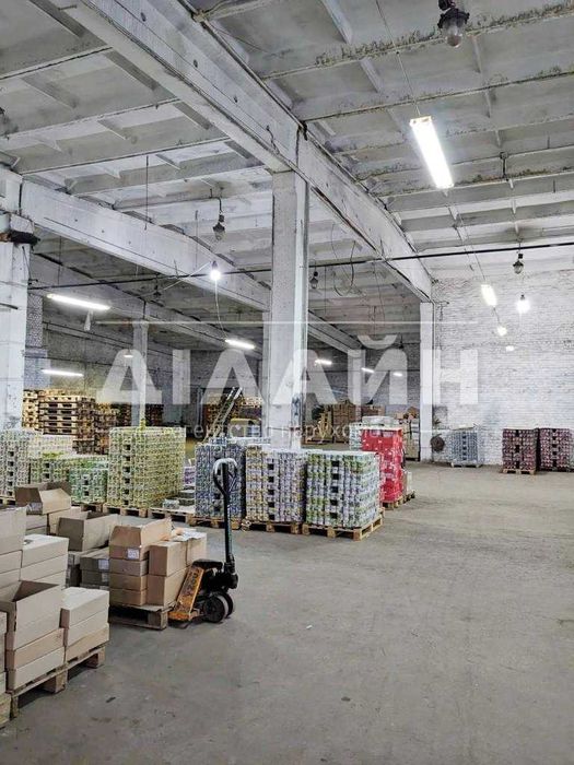 Капітальний склад з рампою та офісами.  Поруч з трасою.