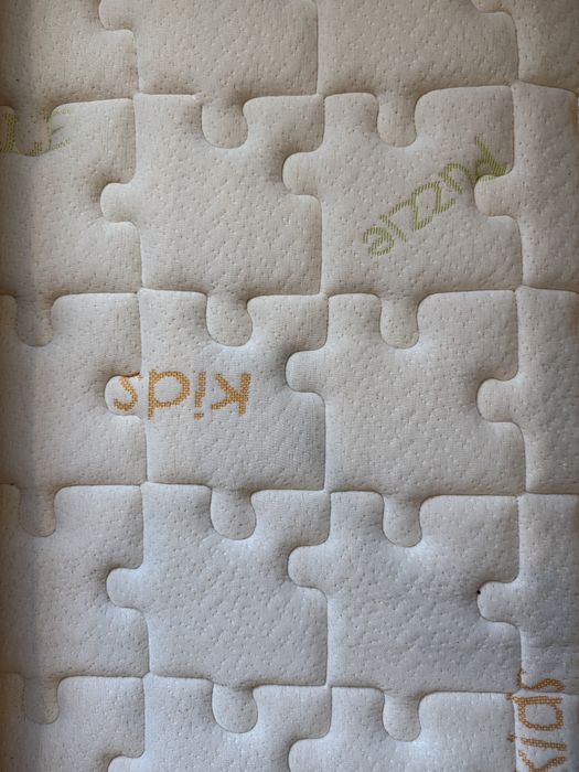 Cama  de solteiro e gavetao com dois colchoes ( com pouco uso)