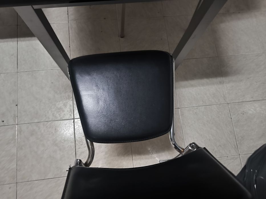 Conjunto de mesa de jantar extensível com 6 cadeiras, em preto.