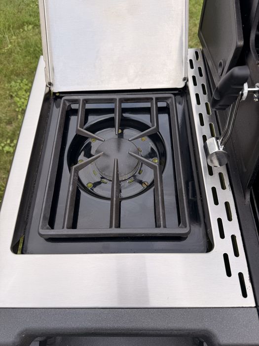 Grill gazowy Broil King Regal 490 + Rożen Pokrowiec Podswietlane pokrętla