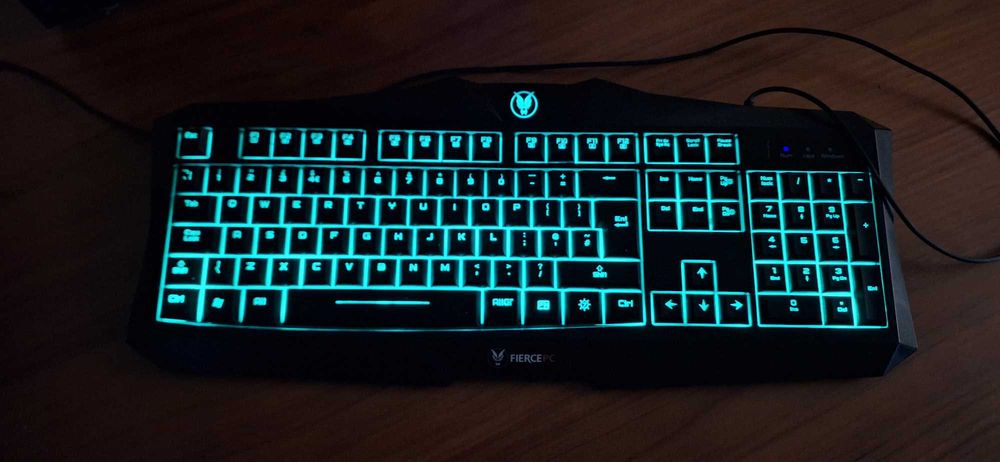 Torre e teclado gaming PC Fierce