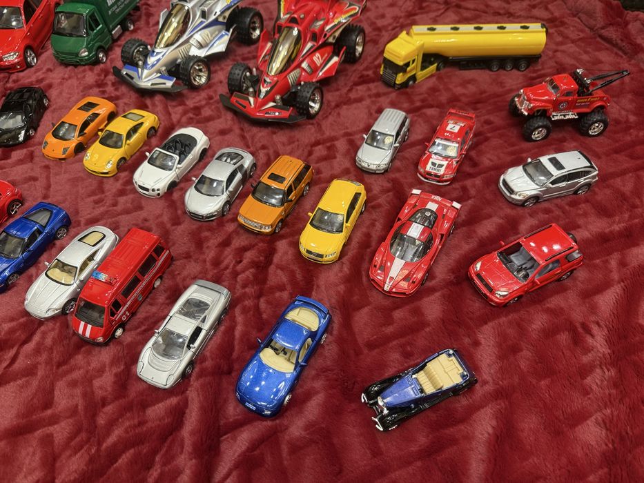 Машинки є і в хорошому стані і не багато в поганом цена 200 грн за 1