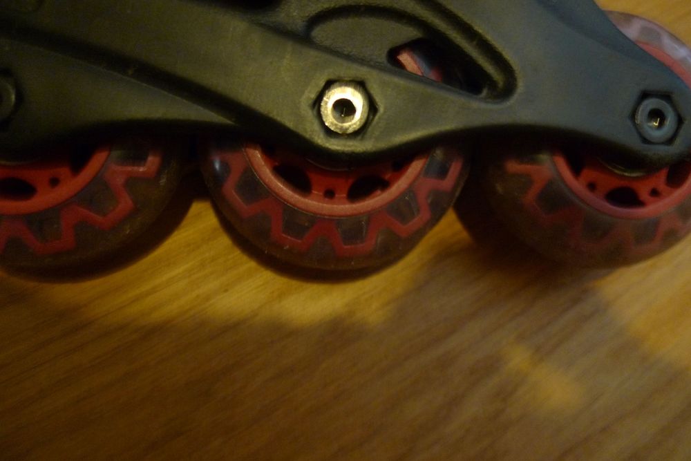 Ролики Walmart США 
Розмір регулюється з  20,5 - 25 см