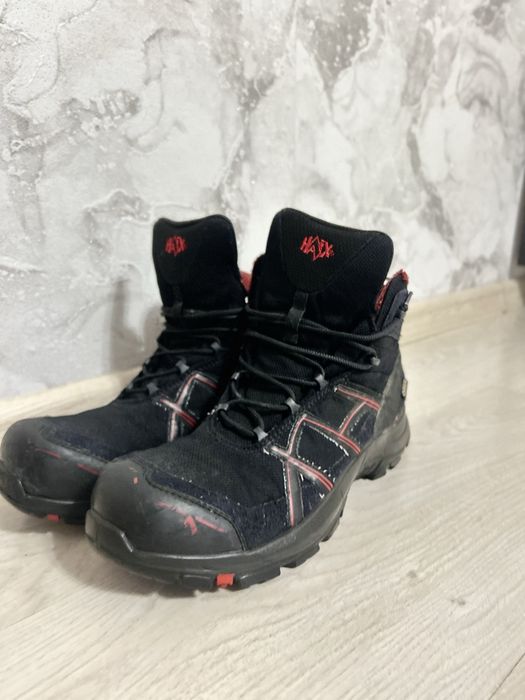 Це пара чорних робочих черевиків Haix на gore tex Black