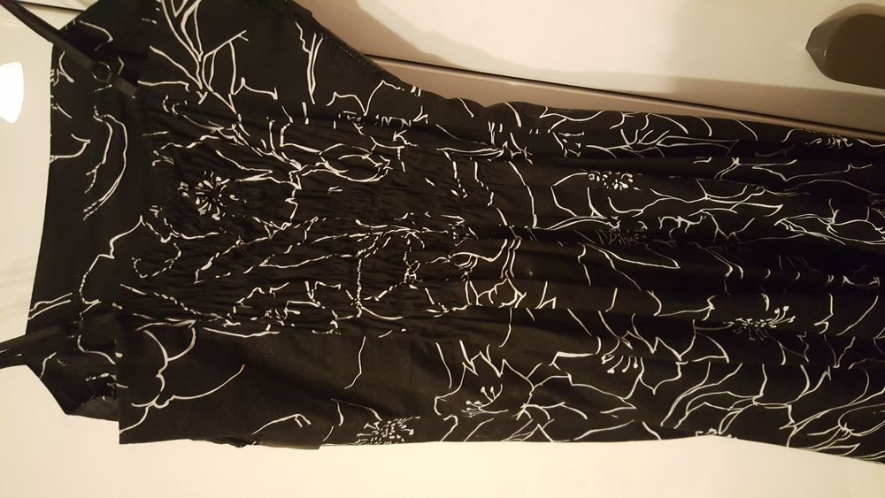 Czarna sukienka na cienkich ramiączkach