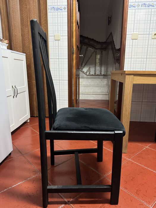 Cadeiras cochoadas de veludo preto