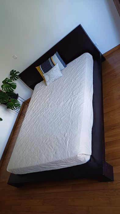 Cama de casal moderna, madeira sólida