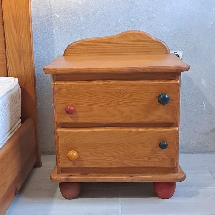 Cama e mesa de cabeceira infantil
