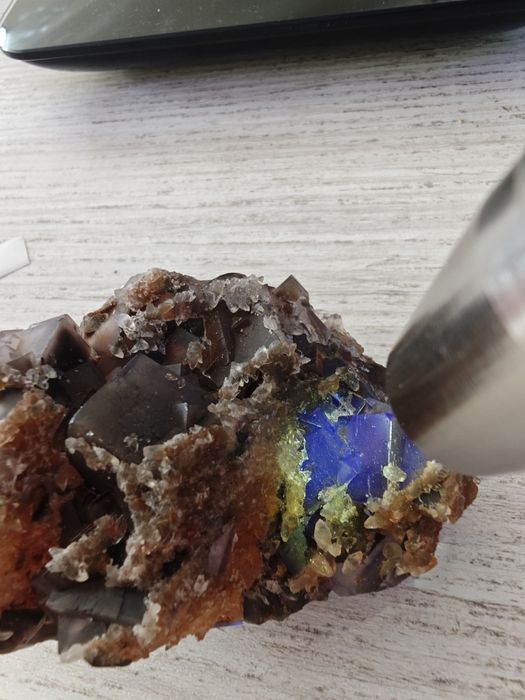 Fluorita cúbica negra, mineral raro