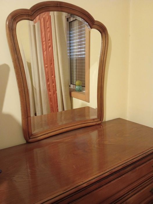 Quarto de casal castanho,sem roupeiro