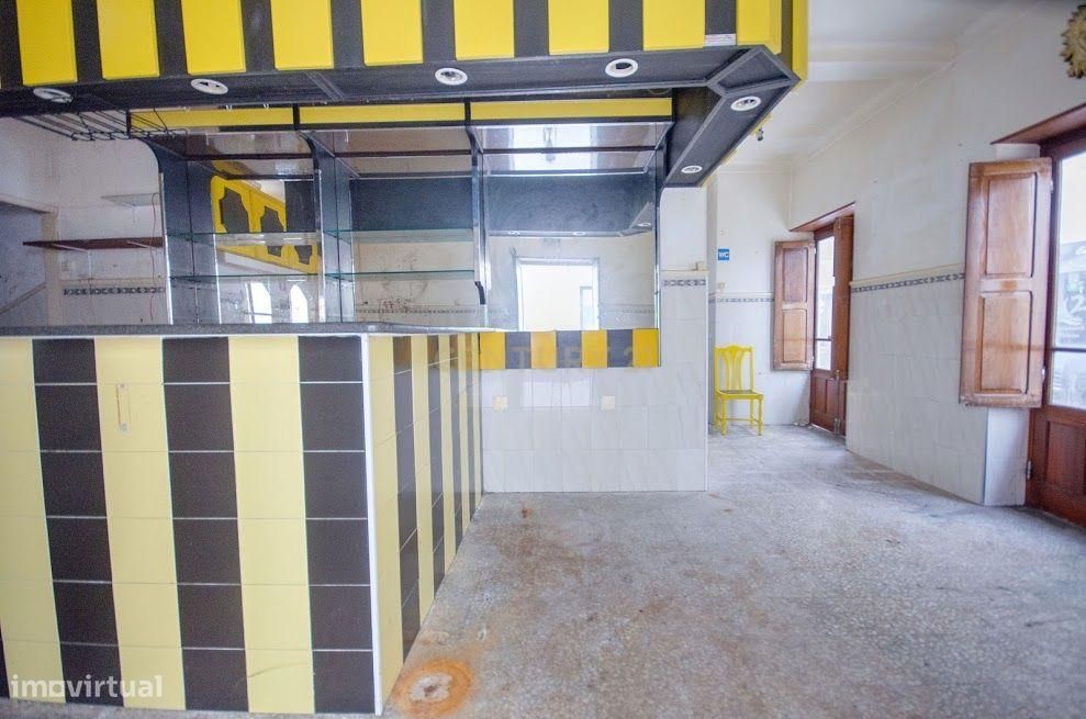 Prédio - Apartamento + Espaço Comercial - Centro Histórico da Nazaré
