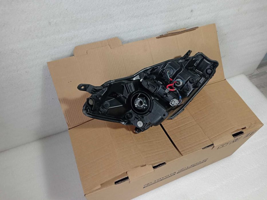 Toyota yaris  фара передня ліва 81170 - 0da30 оригінал