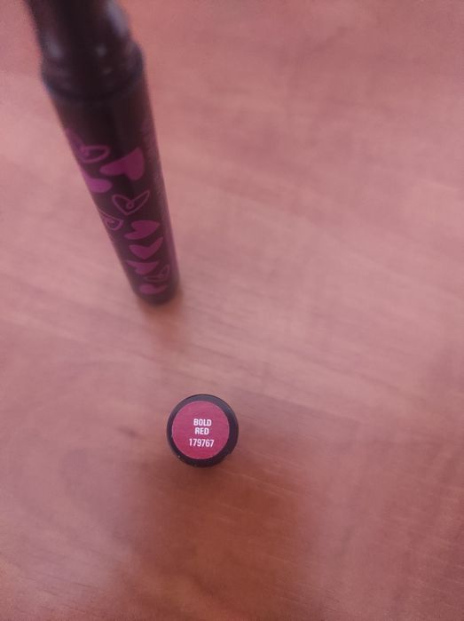 pomadka z sercem Bold Red od Mary Kay