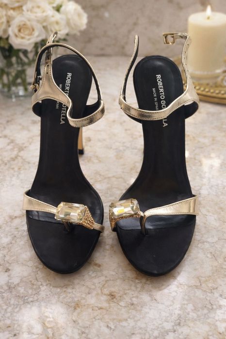 Złote sandałki hiszpańskie z piękną ozdobą pierścionkiem/ na wesele