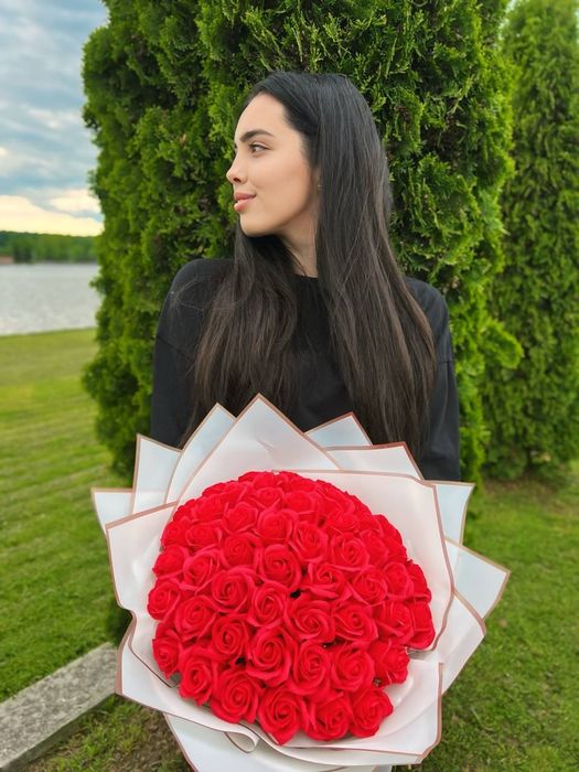 Букети з нев'янучих  51 троянд  - Ідеальний подарунок коханій дівчині