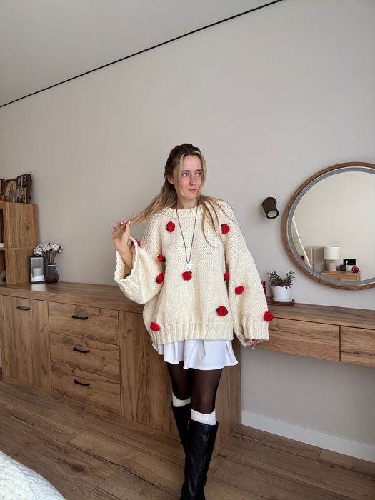 Светер в’язаний з трояндами